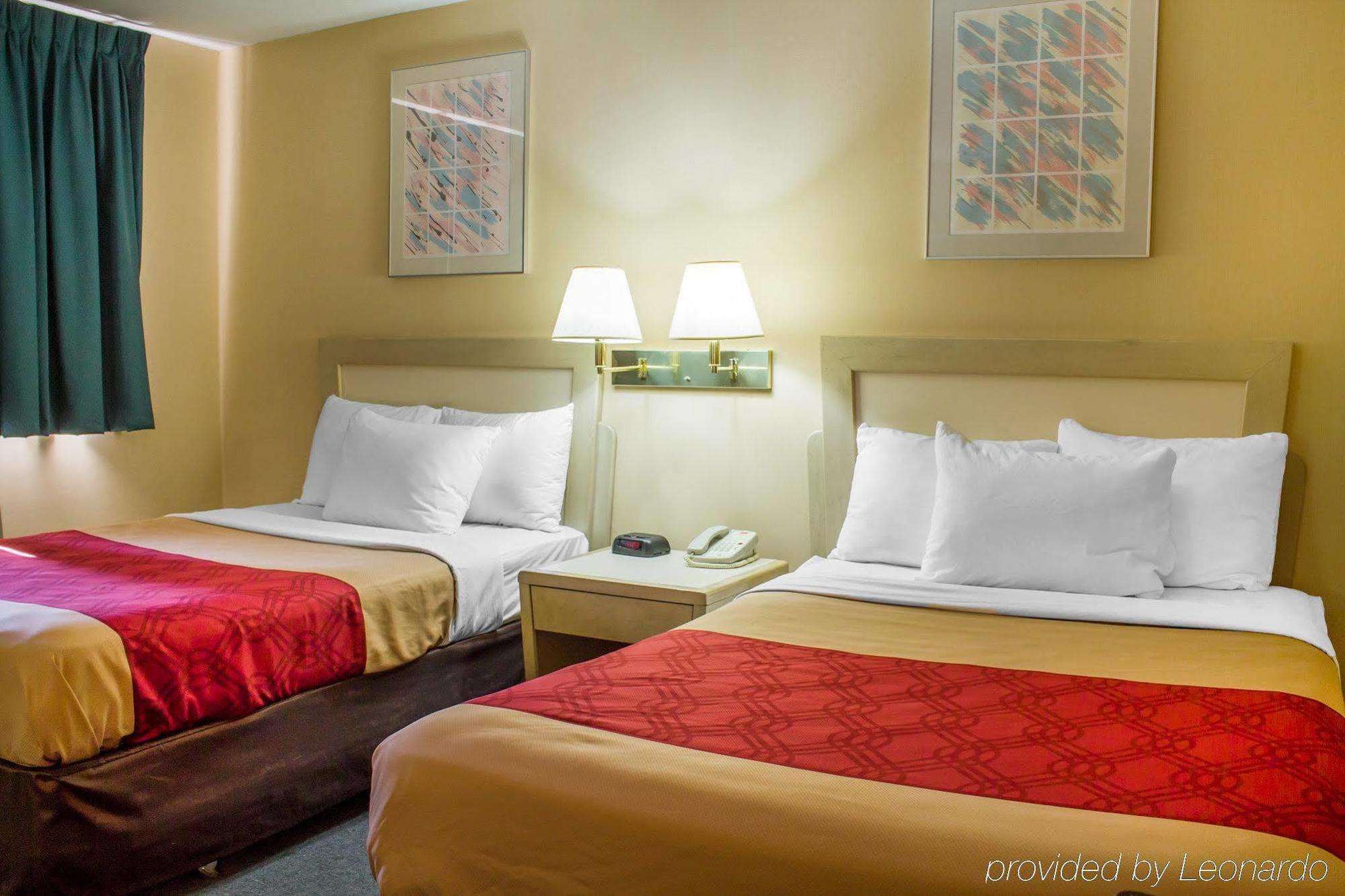 Econo Hotel Drums